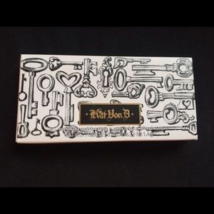 Kat Von D (True Romance Eyeshadow Palette)
