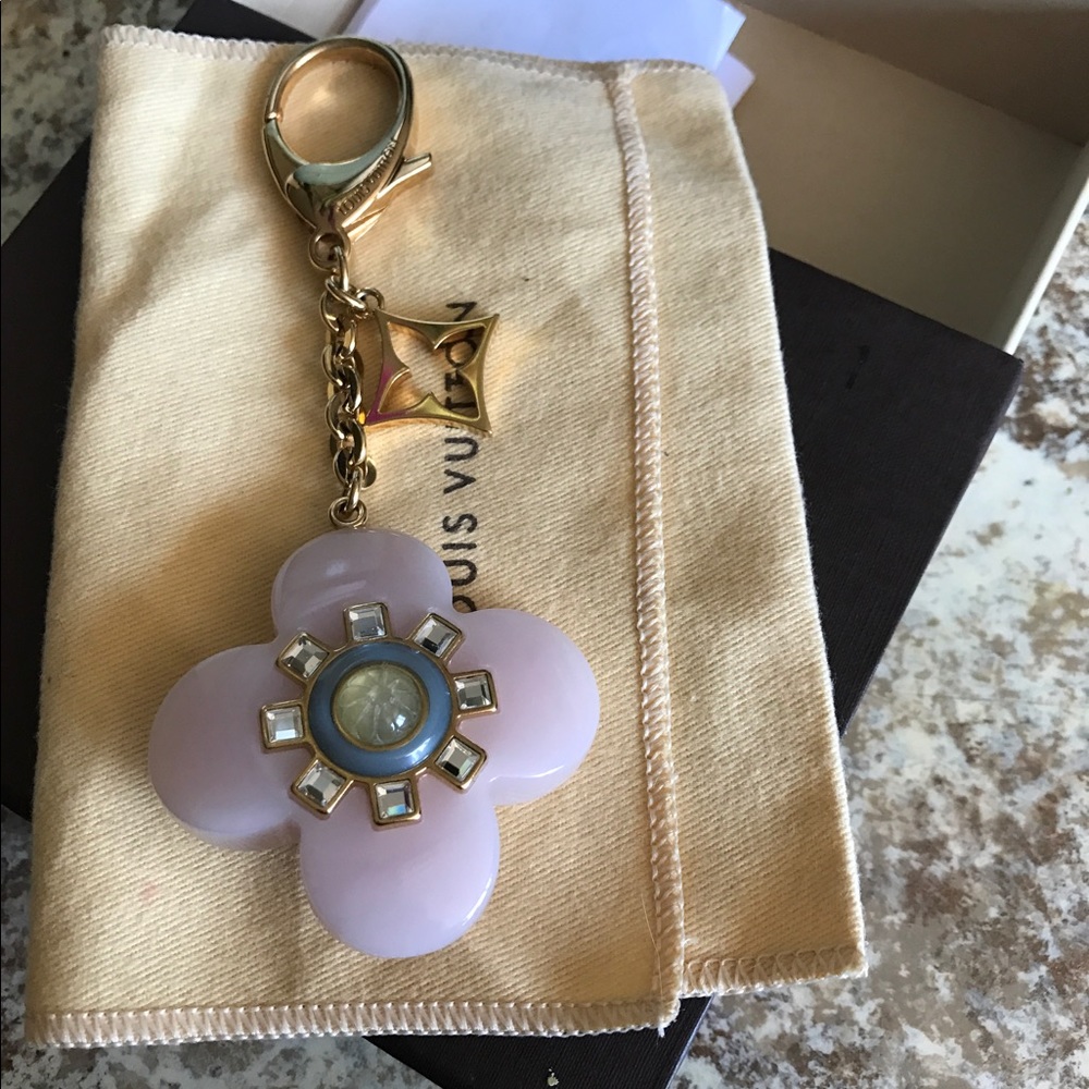 Louis Vuitton Fleur D'etoile charm EUC