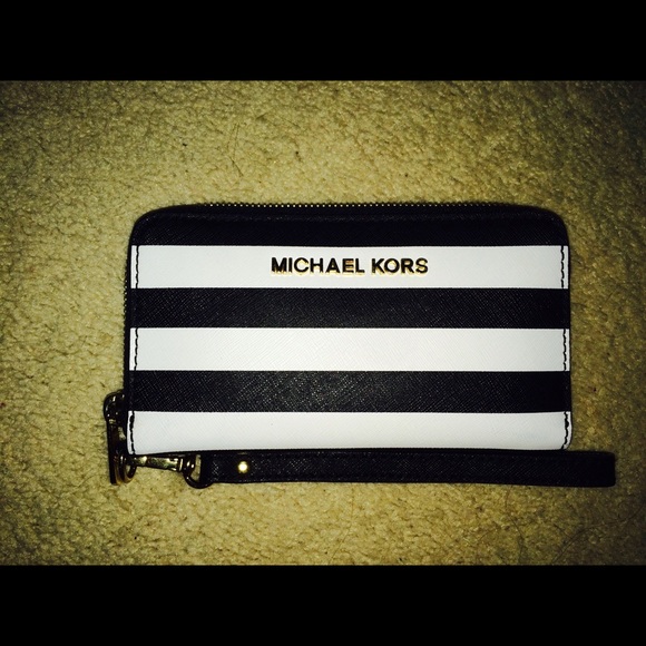 Black and white Michael kors wristlet