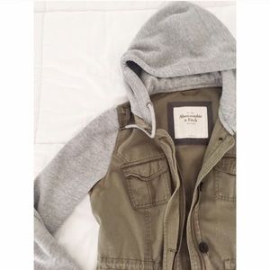 🚫SOLD LOCALLY🚫A&F jacket L