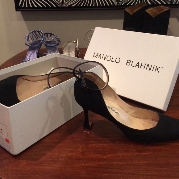 Manolo Blahnik black classic pumps