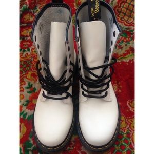 Smooth white leather doc martens 1460s !