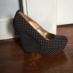 KILLER black and white polka dot wedges