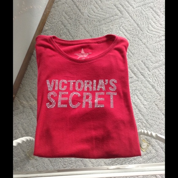 Red vs tee (fits medium)