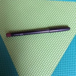 Mac soar lip liner (Kylie Jenner)