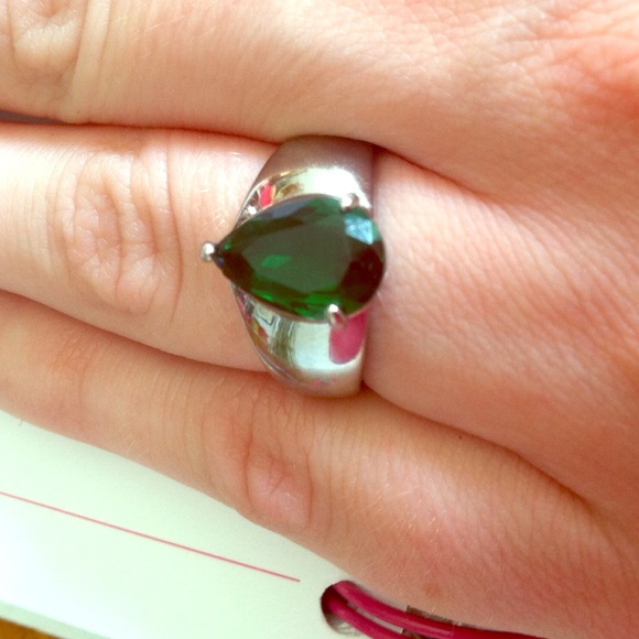 Emerald green color pear solitaire fashion ring