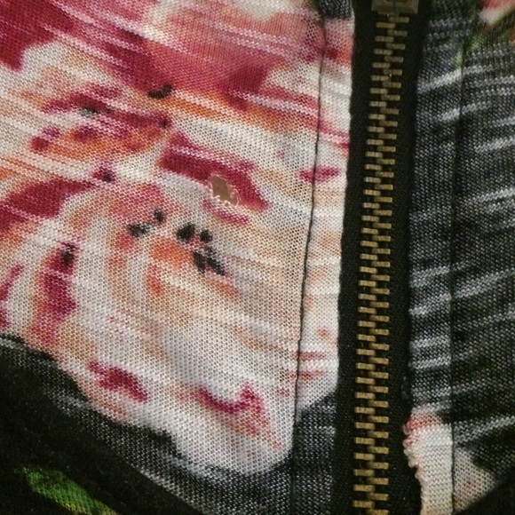 Floral zipper back tank - Picture 4 of 4