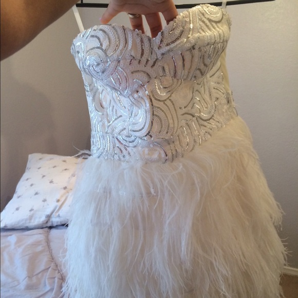 🚫SOLD🚫******bebe feather Dress Small . - Picture 2 of 4