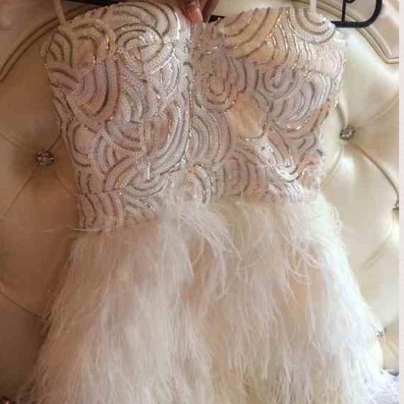 🚫SOLD🚫******bebe feather Dress Small . - Picture 4 of 4