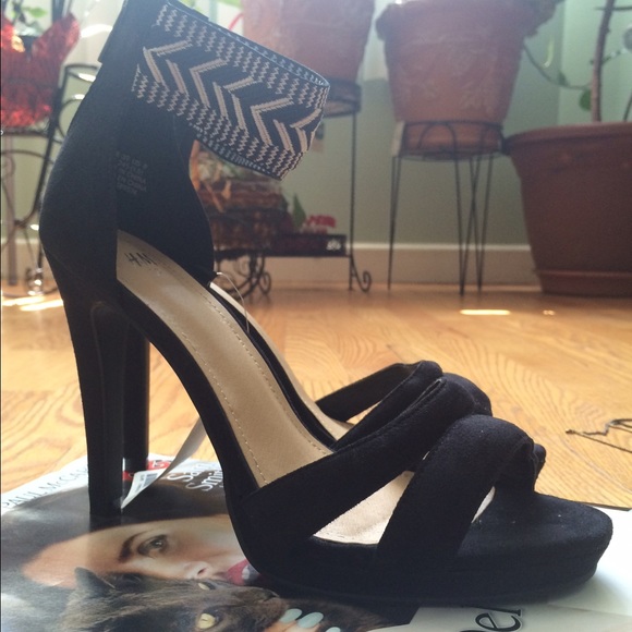 BRAND NEW ANKLE STRAP HEELS - Picture 2 of 4