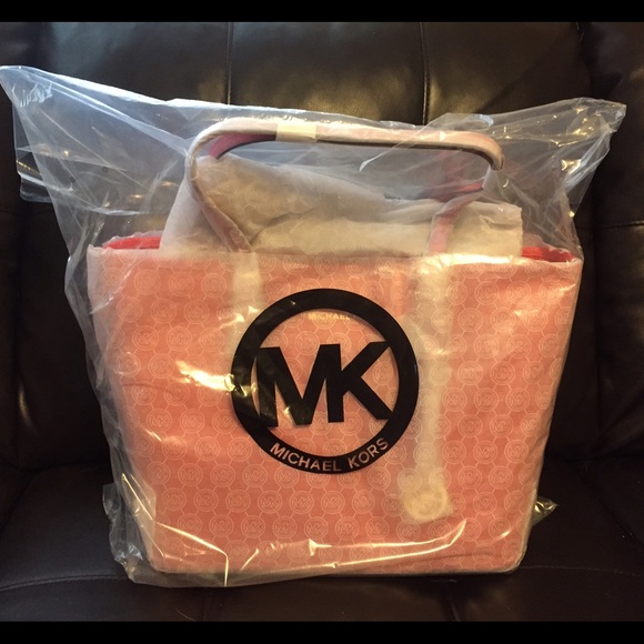 (ON HOLD) โจNEWโจ Michael Kors Jet Set Tote ๐ - Picture 3 of 3