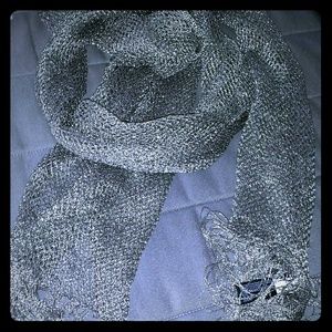 Metallic scarf with fringes