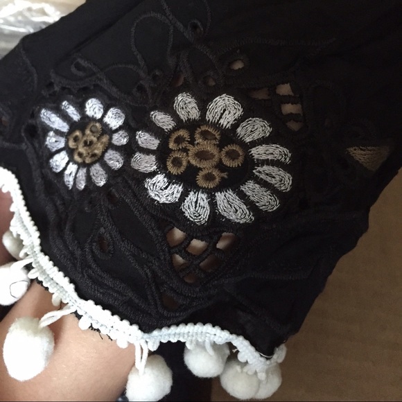 ⏬REDUCED⏬ Embroidered Floral Design Off-shoulder - Picture 3 of 4