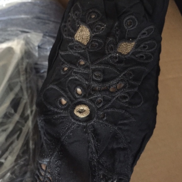 ⏬REDUCED⏬ Embroidered Floral Design Off-shoulder - Picture 4 of 4