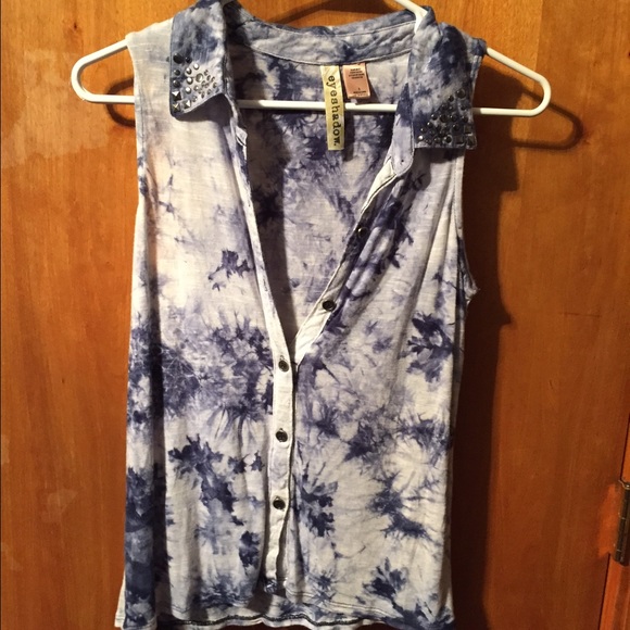 Tillys button up top