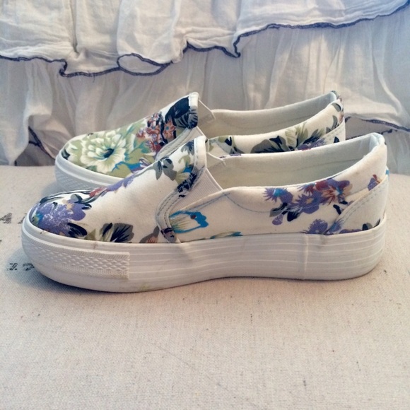 📮SOLD📮!!!!!Floral Sneakers - Picture 2 of 4