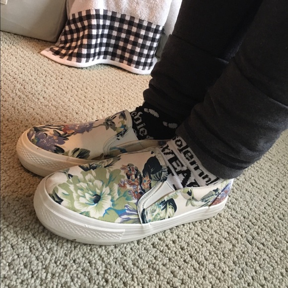 📮SOLD📮!!!!!Floral Sneakers - Picture 3 of 4