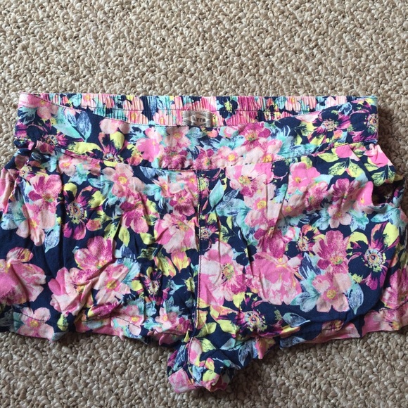Kirra floral shorts🌸