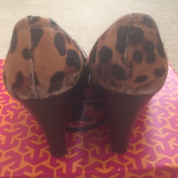 Tory Burch "Sophie" Wedge Leopard print - Picture 2 of 4