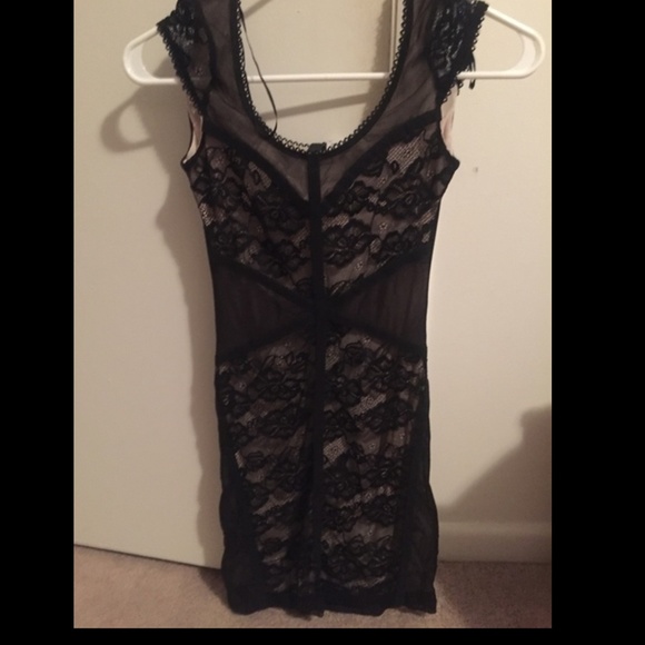 H&M stretchy black and beige lace dress. - Picture 4 of 4