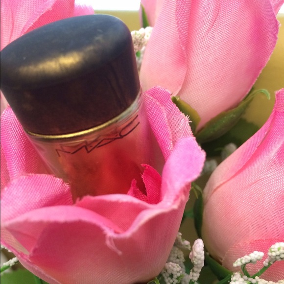 MAC Authentic Gold Pigment