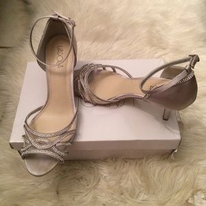 Gorgeous silver sandals!