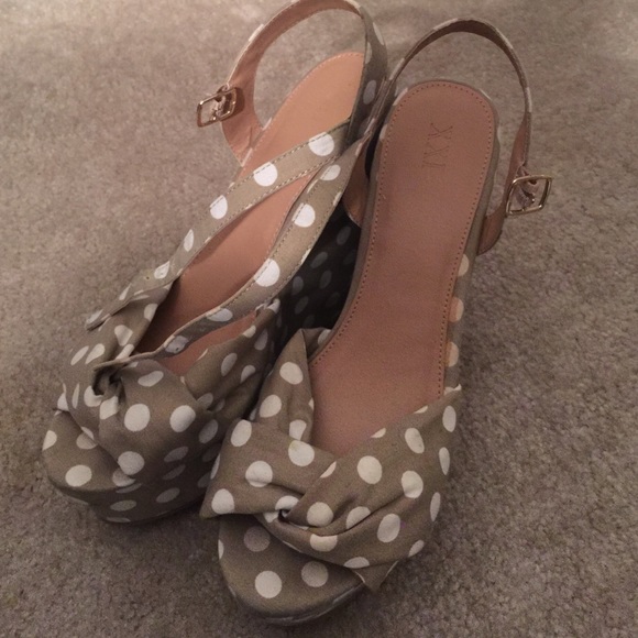 Tan and white polka dot wedges size 8💎