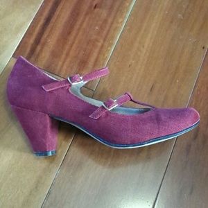 Retro red short heel