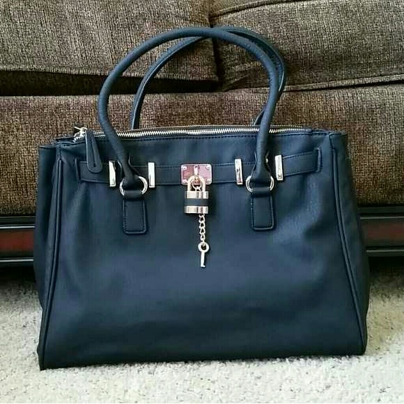 3 deep pocket bag 3 zippers and one button snap