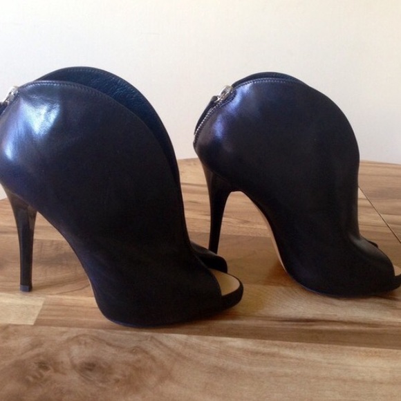 100 % Authentic Giuseppe Zanotti peep toe heel