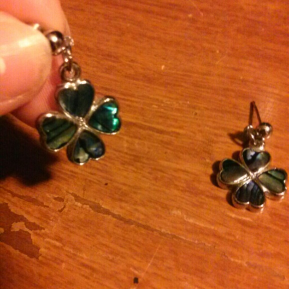 Aborable flashy 4 leaf clover earrings!!!