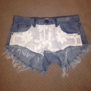 Cutoff denim shorts with crochet design