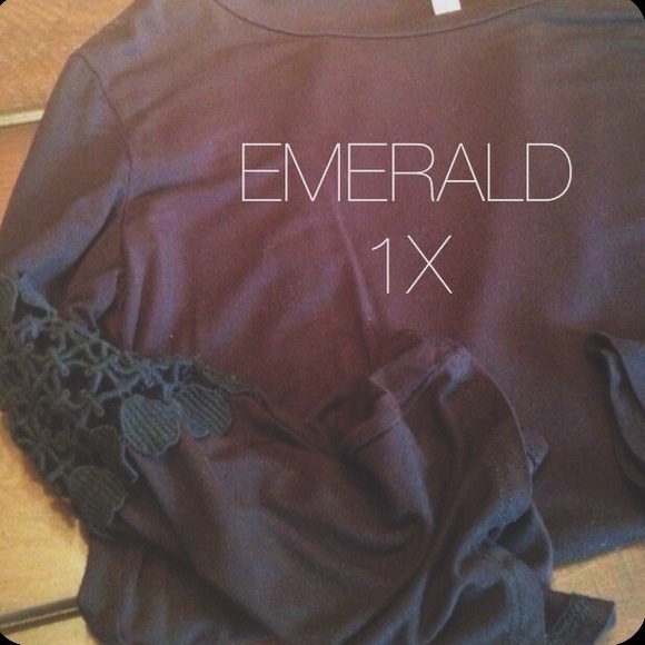 Tops - Selling this shirt!!