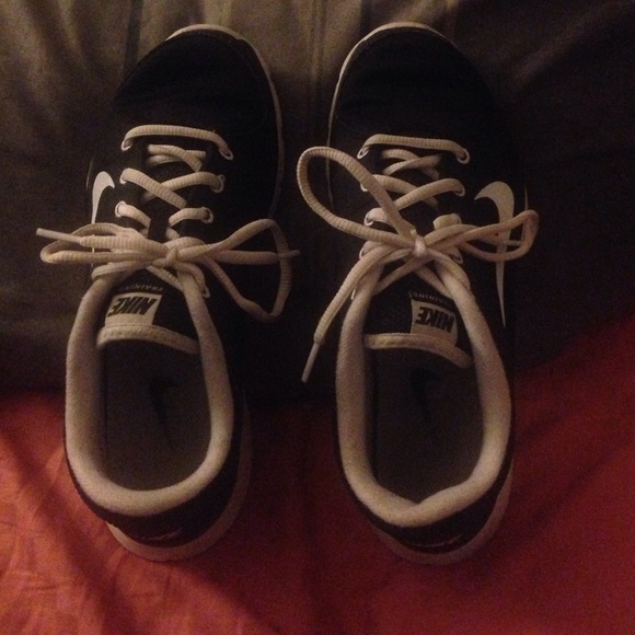 Black Nike tennis shoes