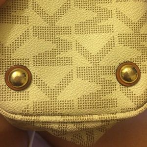 Additional Michael Kors Vanilla Tote Pictures