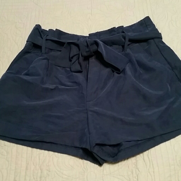 American Eagle shorts soft with tie belt, size 8