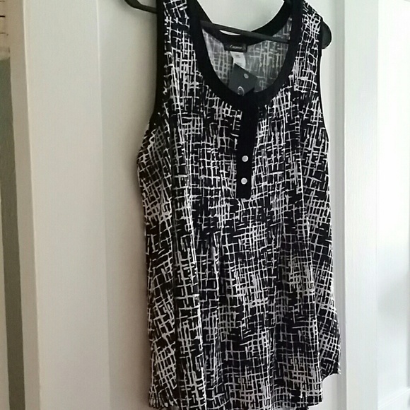 Cute black & white top NWT!
