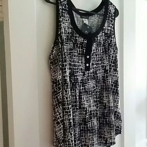 Cute black & white top NWT!