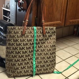 Authentic Michael Kors tote bag. 💐No trades💐