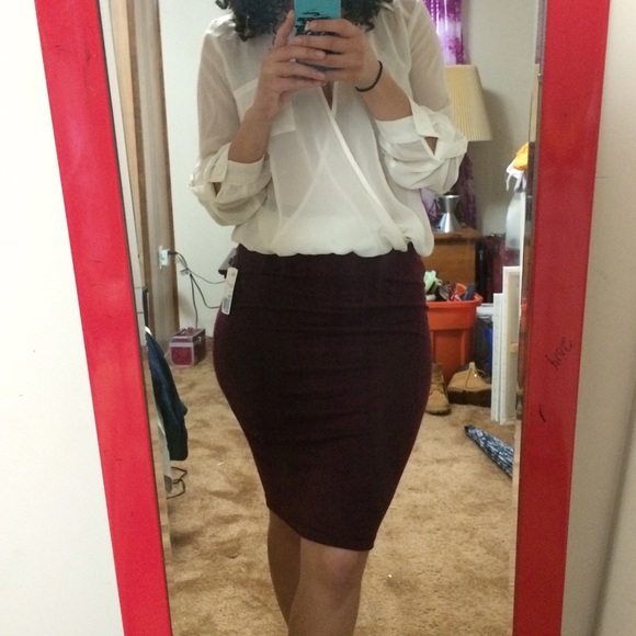 Red FOREVER21 pencil skirt.