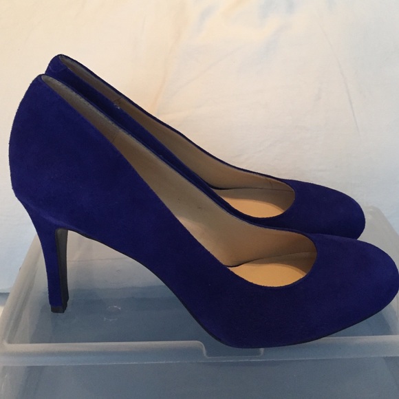 Nine West round toe pump