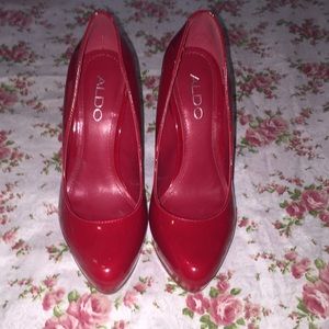 Red patent leather pump .