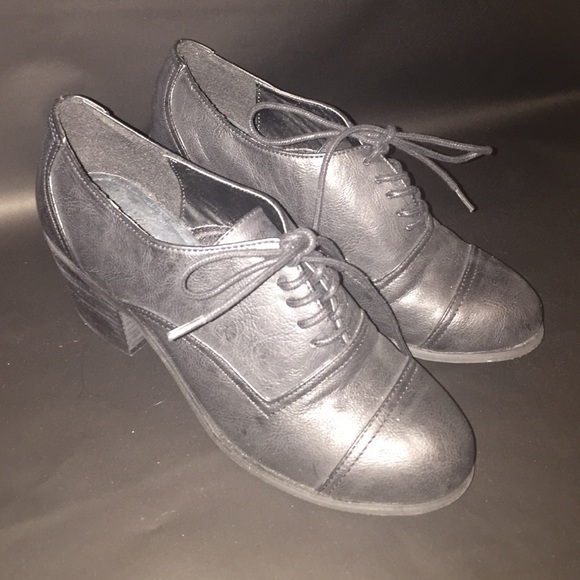 Low heel black Oxford shoes