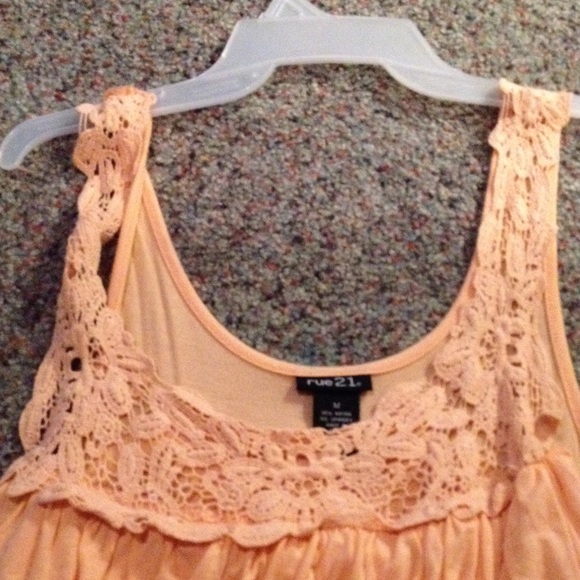 Peach Ruffly Tanktop - Picture 2 of 2
