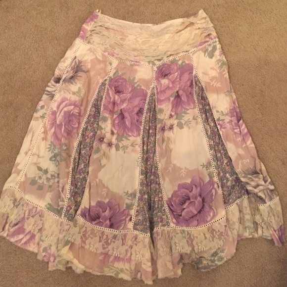 Flowery, flowy, lined skirt with lace