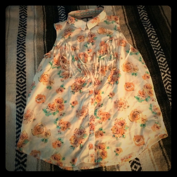 Super cute floral button up top!