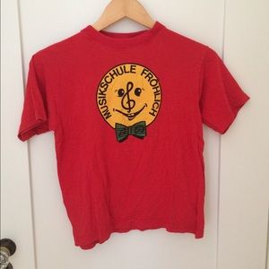 T-shirt that's says "school of music" in German