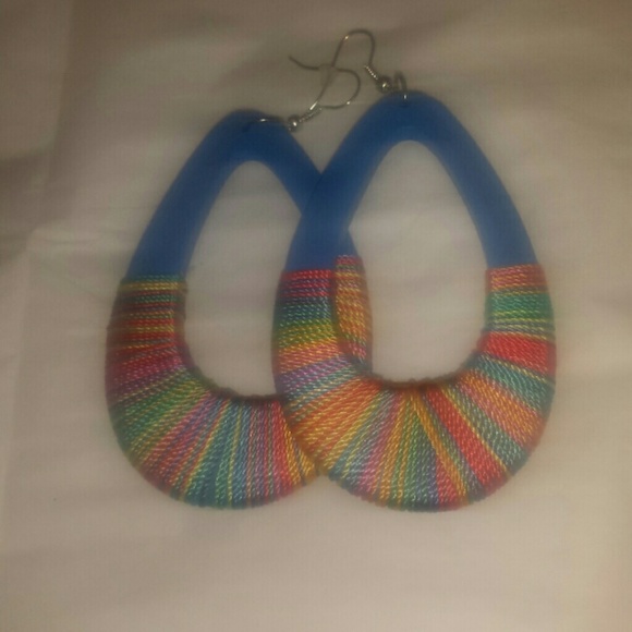 TWO (2) Pairs of Beautiful Thread earrings. - Picture 3 of 3