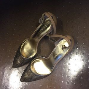 Beautiful two color pumps.