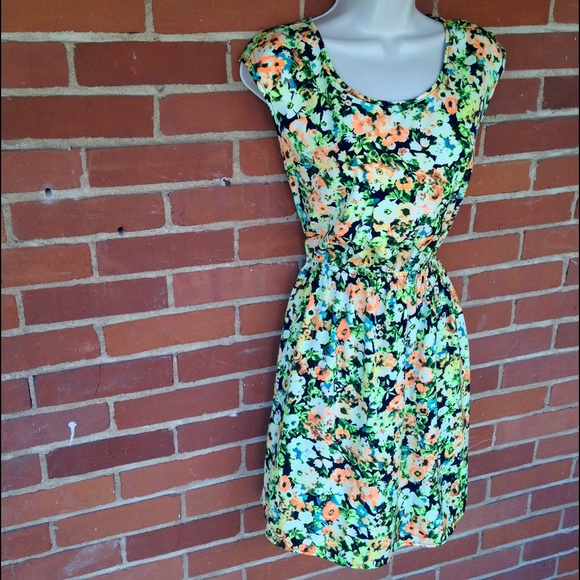 NWT Floral Print Casual Dress Size S - Picture 3 of 4